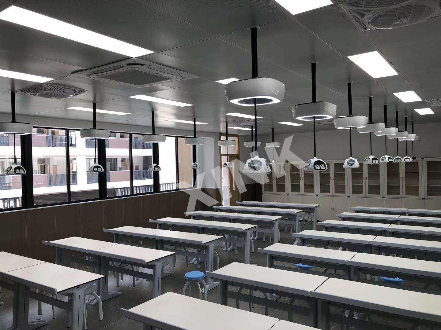 吊裝<a href='http://m.bcmwl.com/' target='1' style='font-size:14px; font-weight:bold; color:#0080ff;'>物理實(shí)驗(yàn)室</a>