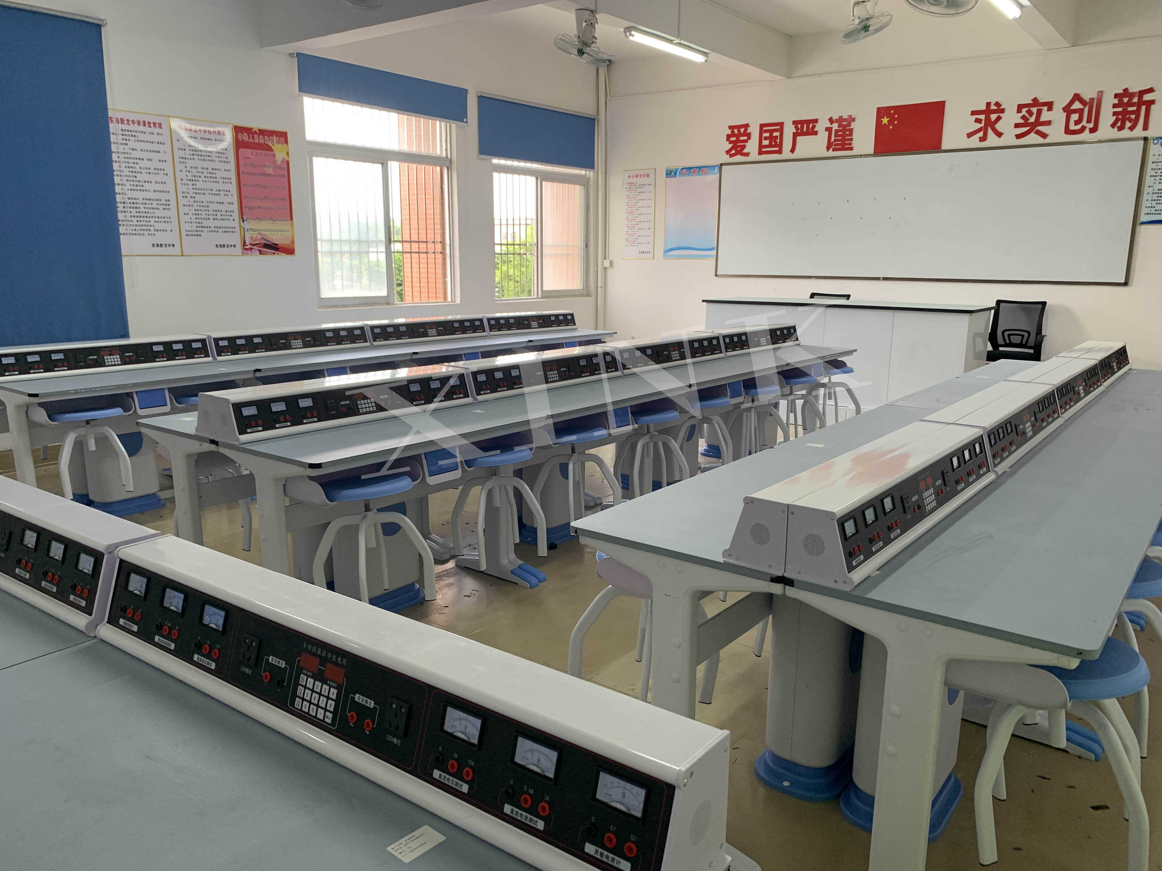 電學(xué)<a href='http://m.bcmwl.com/' target='1' style='font-size:14px; font-weight:bold; color:#0080ff;'>物理實(shí)驗(yàn)室</a>