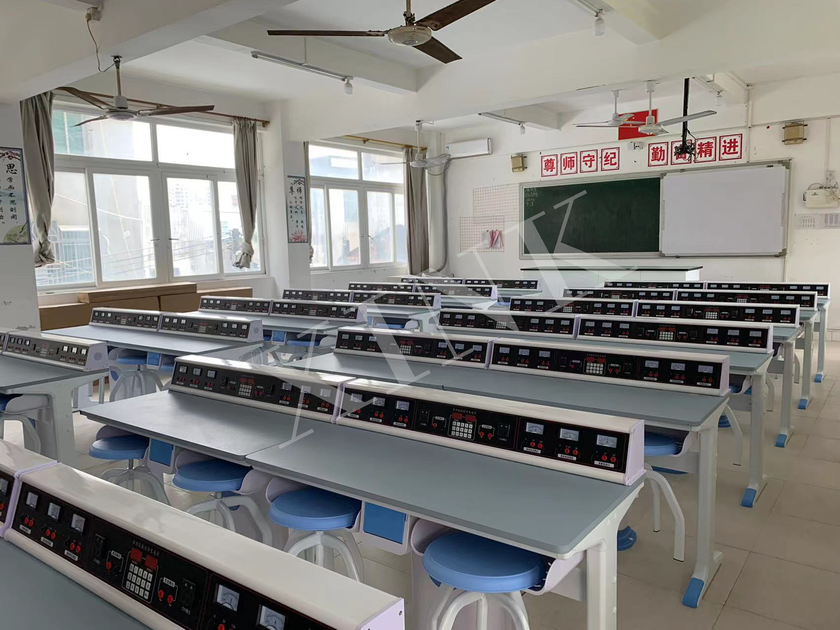 電學<a href='http://m.bcmwl.com/' target='1' style='font-size:14px; font-weight:bold; color:#0080ff;'>物理實驗室</a>