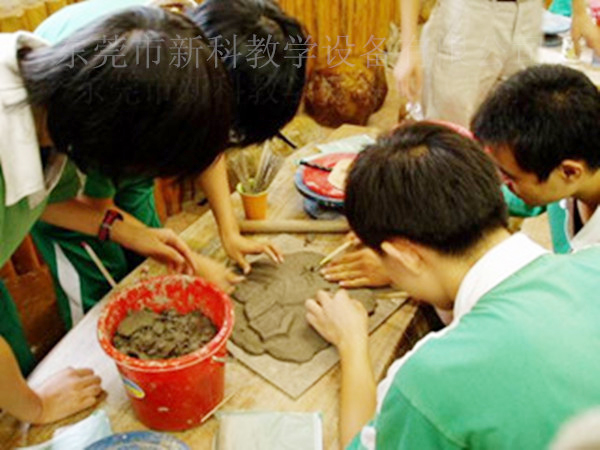 <a href='http://m.bcmwl.com/chanpin/55-1.html' target='1' style='font-size:18px; font-weight:bold; color:#000000;'>陶藝功能室</a>2